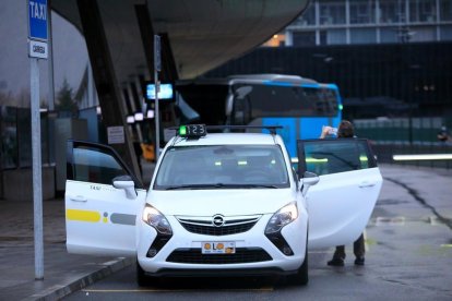 Un taxi aturat a l’Estació Nacional.