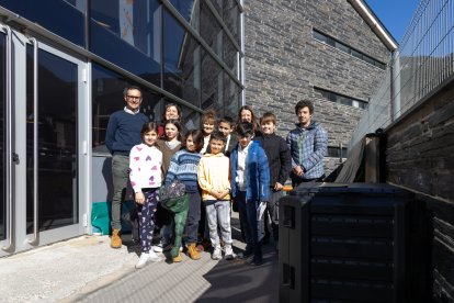 Els infants d'Ordino reben el nou compostador