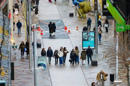 Turistes i residents passejant.