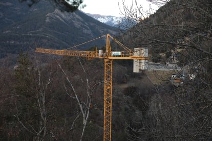 Una grua en una obra de la Massana.