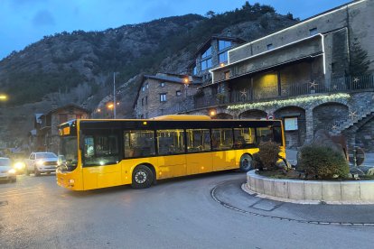 Un autobús de la L6 pujant direcció Ordino.