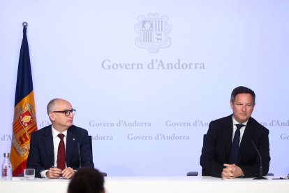 Ramon Lladós i Rodolphe Blavy durant la presentació de les conclusions de l’informe de l’FMI