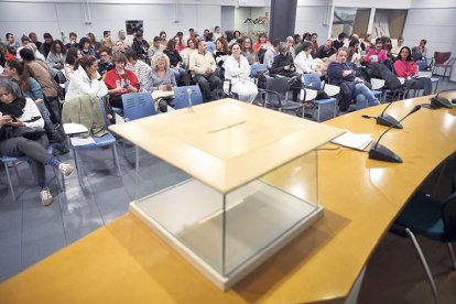 A l’esquerra, un missatge intern. A dalt, l’assemblea, ahir a la nit.