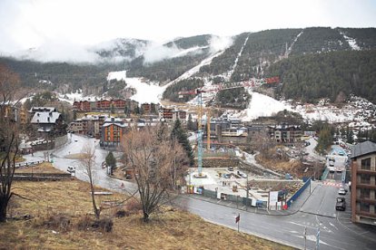 Construcció a peu de pistes al Tarter aquest hivern.