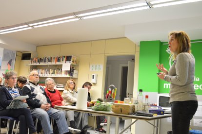 La dietista i nutricionista Marta Pons, durant el taller que ha tingut lloc aquest dilluns a L'espai.