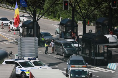 Policies controlant el pas fronterer hispanoandorrà.