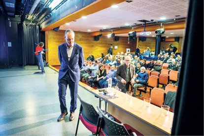 Reunió de poble a l’auditori del Palau de Gel.