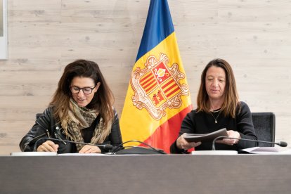 Meritxell Cosan i Maria del Marc Coma signant l'acord