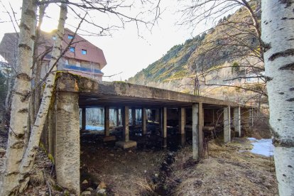 L’estructura abandonada a la recta del Canaro