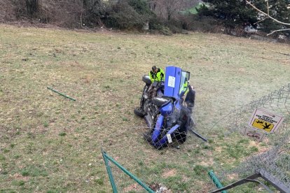 El vehicle bolcat a un prat de Sant Julià