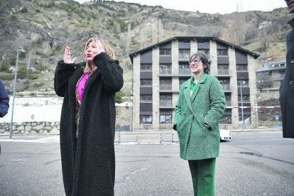 Marta Alberch davant d’un bloc del parc públic.