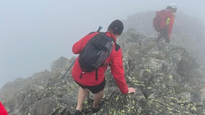 L'helicòpter de rescat de muntanya aterra a Arinsal per recollir els bombers amb la parella perduda al pic de Sanfons