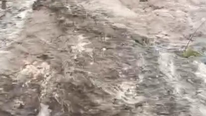 Una màquina perforant la roca que ha caigut  a la C-14.