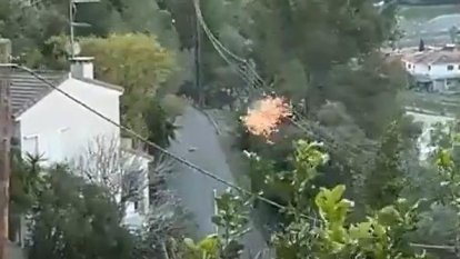 El vent fa saltar xispes a la xarxa elèctrica de Vallirana.