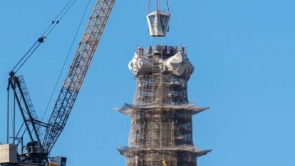 La coronació de la torre de Jesús de la Sagrada Família.