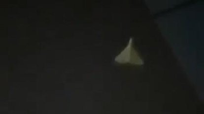 L'impacte d'un dron iranià en un edifici residencial a Bahrain des de dintre.