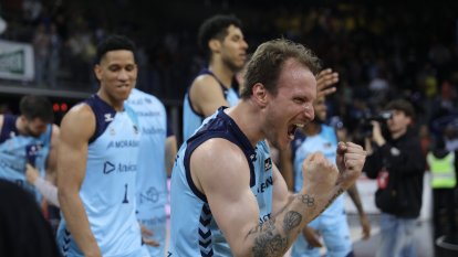 Els jugadors del MoraBanc celebren la salvació