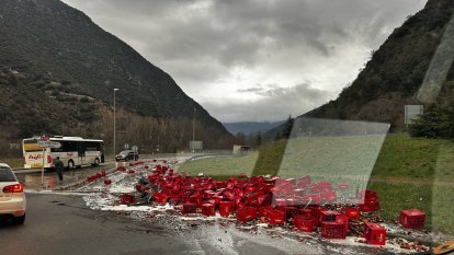El camió que ha perdut la càrrega de cervesa a l'N-145