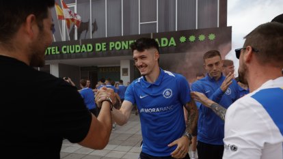 Jugadors de l'FC Andorra amb els aficionats
