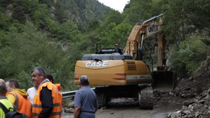 Treballs de neteja de la carretera a Os de Civís