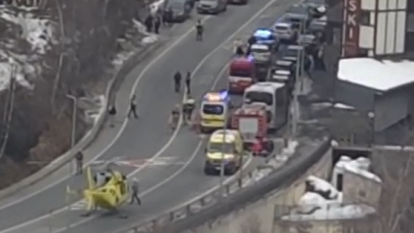 L'helicòpter, evacuant un dels ferits.