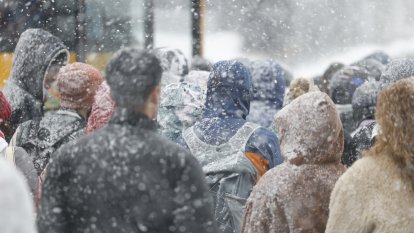Viatgers esperant el bus al Pas de la Casa aquesta tarda