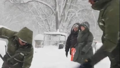 Diverses persones traient neu a Nova York després de la forta nevada.