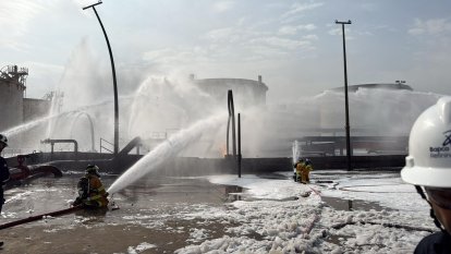 Incendi en una refineria de petroli a Bahrain.