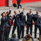 Darrera promició de bombers celebrant el fi de la formació.