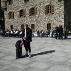 Un turista a la plaça del Consell General el dia de la constitució