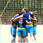 Els jugadors del Pas celebren un gol.