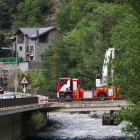 Un helicòpter treu el cos de la víctima del riu.