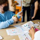 Usuaris del centre fent una activitat.