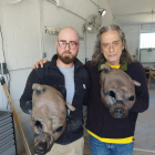 L'artesà Codina i el propietari de la col·lecció Roviar amb la màscara i la rèplica