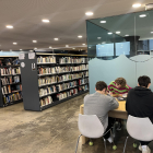 Estudiants a la biblioteca comunal de la Massana