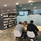 Estudiants a la biblioteca comunal de la Massana