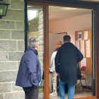 Residents francesos esperen el seu torn per votar.