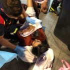 La mare i la criatura instants després del part.