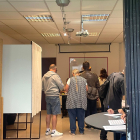 Residents francesos votant a l’urna de l’ambaixada.