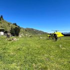La dona i l’helicòpter dels bombers en el moment del rescat.
