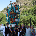 Les pubilles, l'hereu i la fadrina amb el president de la Unió Pro Turisme, Jaume Ambor, durant  la inauguració de la font del projecte Caldes.