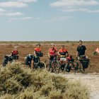 Els membres del projecte solidari Karaban, David Vilanova i Elena Milà, amb ciclistes durant la seva expedició a l'Àfrica.