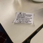 El paper que va lliurar als clients d’un bar.