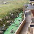 L'aigua del riu Arieja pigmentada de color verd