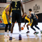 Evans controlant la pilota al duel contra l’Anvers.