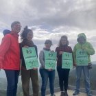 Portaveus de Pirineu Viu amb el cartell de la manifestació.