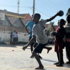 Infants jugant a handbol.