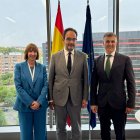 El secretari d’Estat de Transformació Digital i Telecomunicacions, Marc Rossell, amb el seu homòleg espanyol i l'ambaixadora del Principat a Espanya, Eva Descarrega