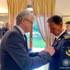 Bruno Lasne rep la medalla d'honor de la policia francesa de mans de Jean-Claude Tribolet