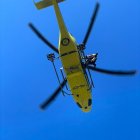 Un agent del GRM de bombers en una intervenció en helicòpter
